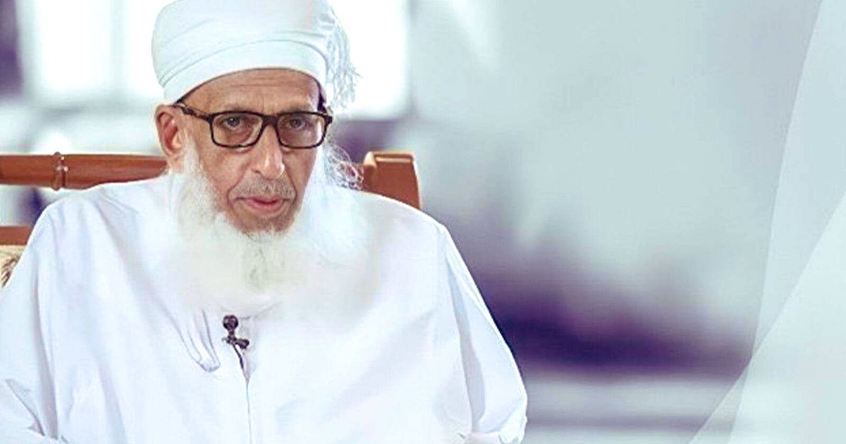 هذا الشيخ العلامة أتعب المنافقين بمواقفه الثابتة في مختلف القضايا الإسلامية، وهو القائل: "كل شيء يرفع من مكانة الإسلام؛ فإني أؤيده".… شيخ الإسلام #أحمد_الخليلي