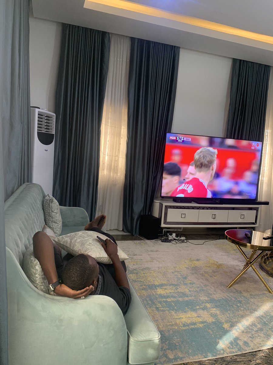 Khalil_Ozii's tweet photo. Davido, Man United &amp; Ronaldo.✅
I made the right choice with my life frfr😂🙏🏽 2-1 &amp; still counting. #timeslessalbum https://t.co/taPEPj9WKk