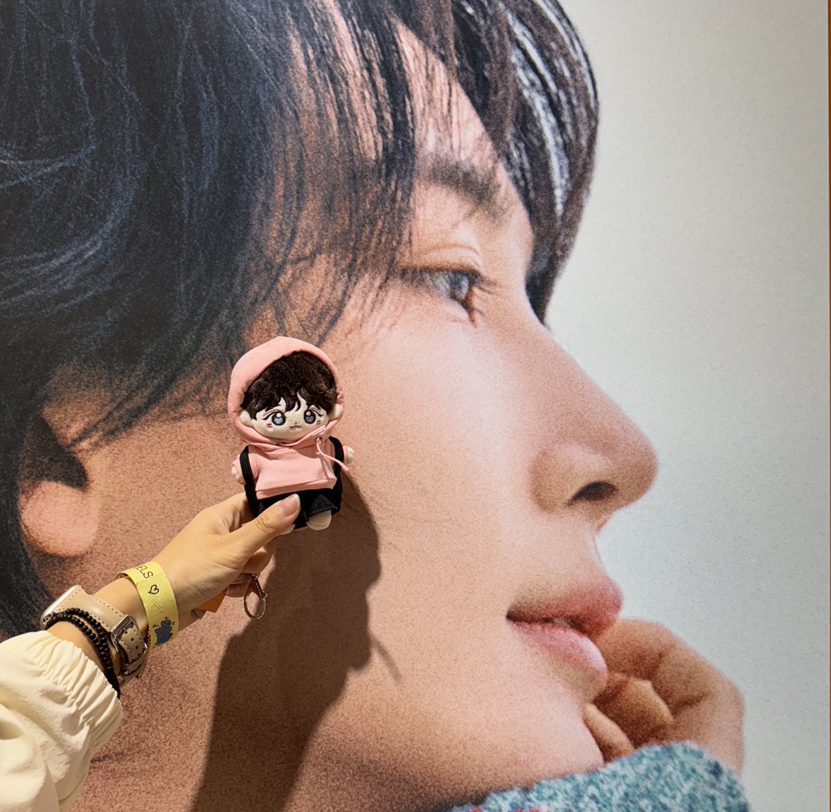 세븐틴 스트리트!!

사실 좀 억지스러운 일정이긴 했는데,
오길 너무 잘함 ㅜㅠㅜㅠㅠ
결국 정한이 못소리는 못듣고 
민규랑 원우만 두번씩 듣고🫶
나갈까 더 있을까 고민하던 찰나에
쿱스가 지나갔다는 말 듣고.. 🫢헙.

그래도, 좋았음!🩷🩵