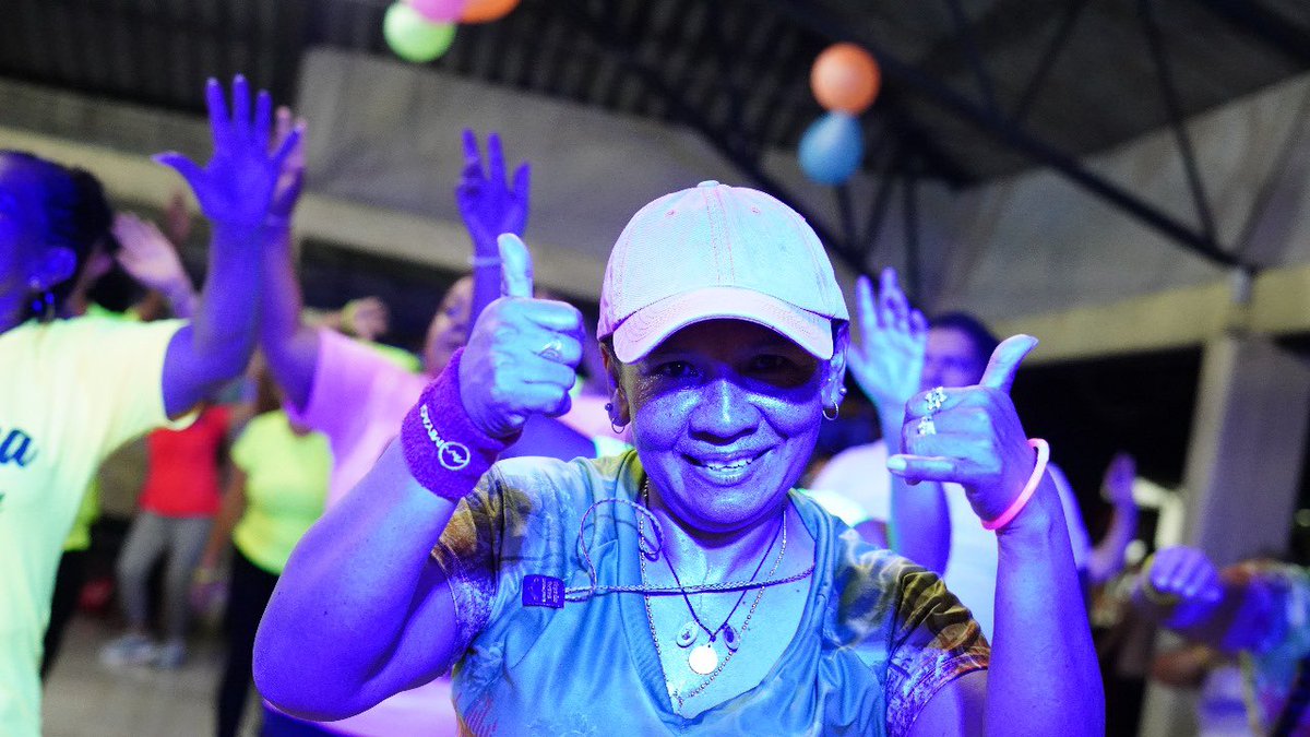 SecDeporteCali's tweet photo. ¡Pura gozadera en La comuna 17! 💃 🕺 

La noche del viernes se prendió en la comuna 17 con la Gran Maratón de Aerorumba Neon en los kioskos de la Unidad Recreativa Cañaverales. 💙🙌🏼 https://t.co/kP5w5ExvRD