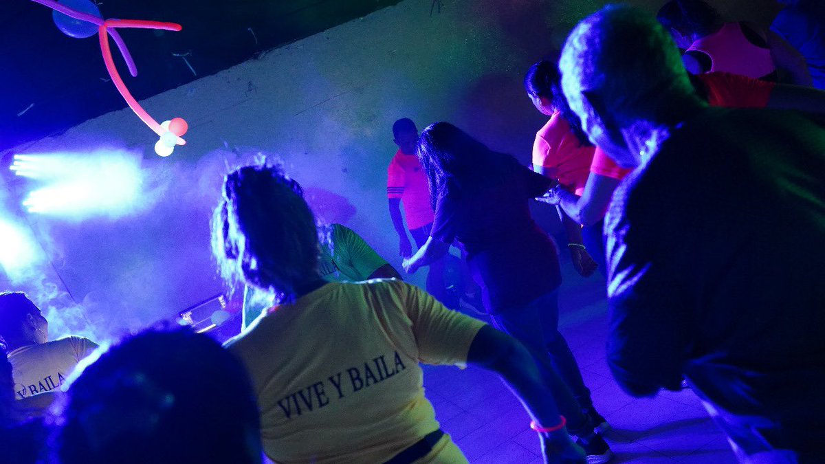 SecDeporteCali's tweet photo. ¡Pura gozadera en La comuna 17! 💃 🕺 

La noche del viernes se prendió en la comuna 17 con la Gran Maratón de Aerorumba Neon en los kioskos de la Unidad Recreativa Cañaverales. 💙🙌🏼 https://t.co/kP5w5ExvRD