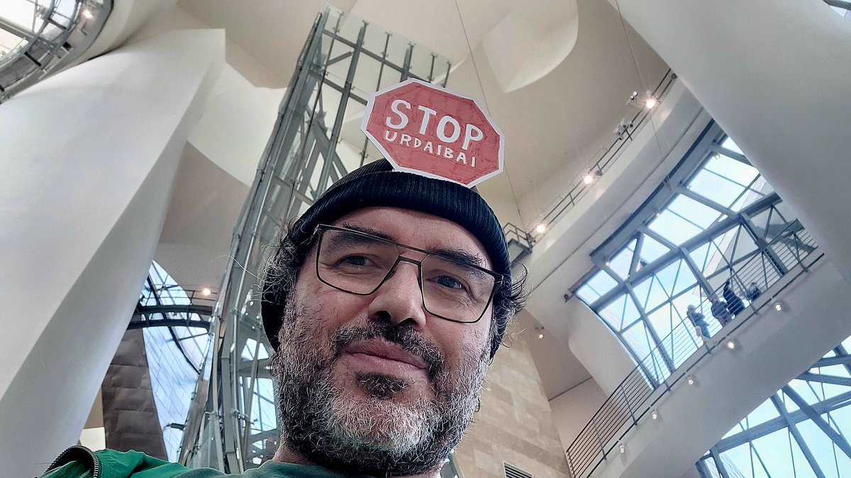 Ricardo ColaBoraBora (@ricardo_amaste) on Twitter photo 1/7 Hoy he acudido al <a href="/MuseoGuggenheim/">Guggenheim Bilbao</a> a celebrar su 27 aniversario. He aprovechado para, mediante un sencillo e inofensivo tocado, señalar mi disconformidad con el ecocidio que el Museo pretende perpetrar en Urdaibai.
<a href="/guggenurdaibai/">guggenheimurdaibaistop</a>
#guggenheimurdaibaistop #LibertadDeExpresion 1/7 Hoy he acudido al <a href="/MuseoGuggenheim/">Guggenheim Bilbao</a> a celebrar su 27 aniversario. He aprovechado para, mediante un sencillo e inofensivo tocado, señalar mi disconformidad con el ecocidio que el Museo pretende perpetrar en Urdaibai.
<a href="/guggenurdaibai/">guggenheimurdaibaistop</a>
#guggenheimurdaibaistop #LibertadDeExpresion