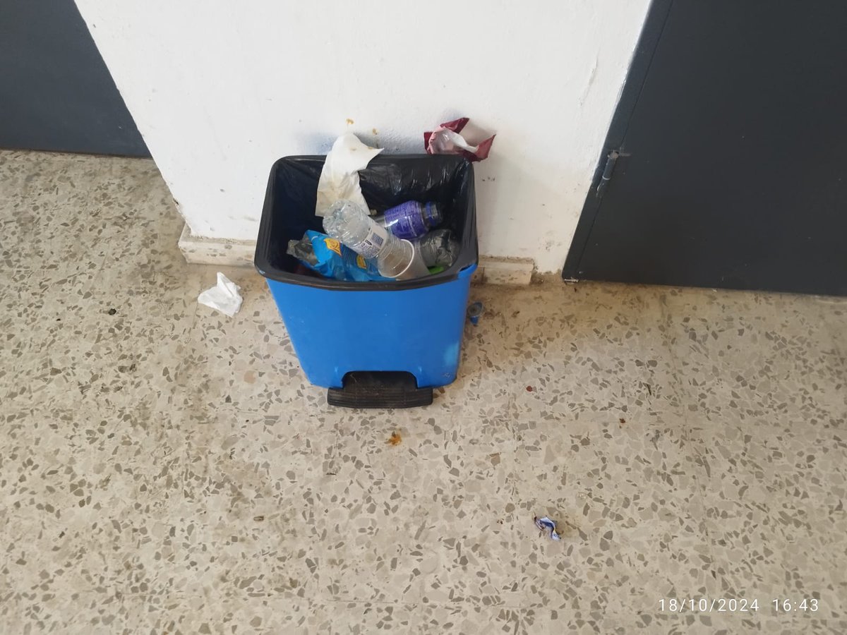 TuPodcast1909's tweet photo. Entre 20 y 40 euros cuestan hoy las entradas ... Se os debería de caer la cara de vergüenza maná de ineptos, de incompetentes y de sin vergüenzas @AlgecirasCF https://t.co/jSrtK3zNKM