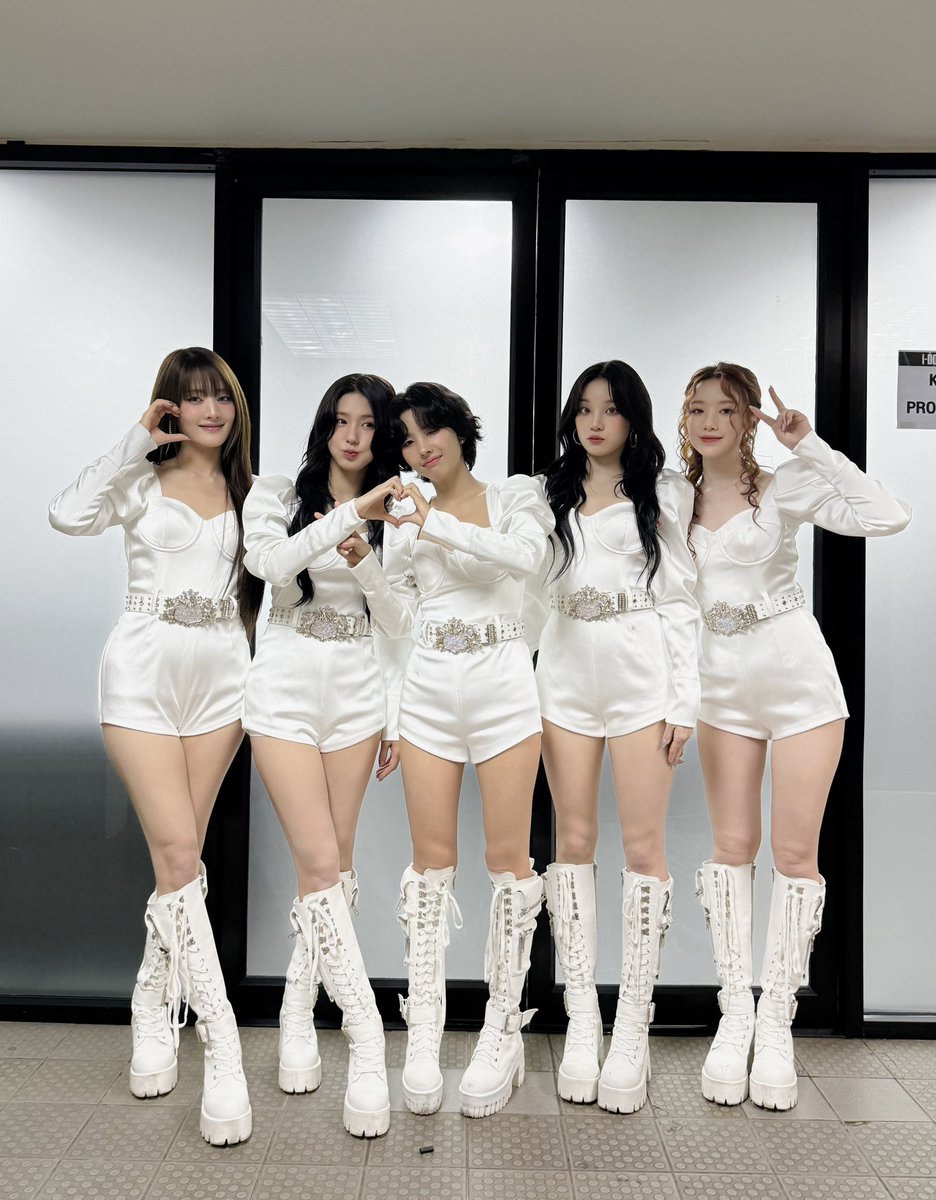 official_i_dle's tweet photo. [📸] 241019 @ 2024 (G)I-DLE WORLD TOUR [iDOL] IN BANGKOK

네버랜드는 (여자)아이들의 완전 영원한 반쪽인걸 😉
보랏빛 물결처럼 반짝이는 네버랜드 💜
방콕에서의 소중한 추억을 만들어줘서 고마워요!

#여자아이들 #GIDLE
#iDOL
#2024_GIDLE_WORLDTOUR https://t.co/APx2YkMwib