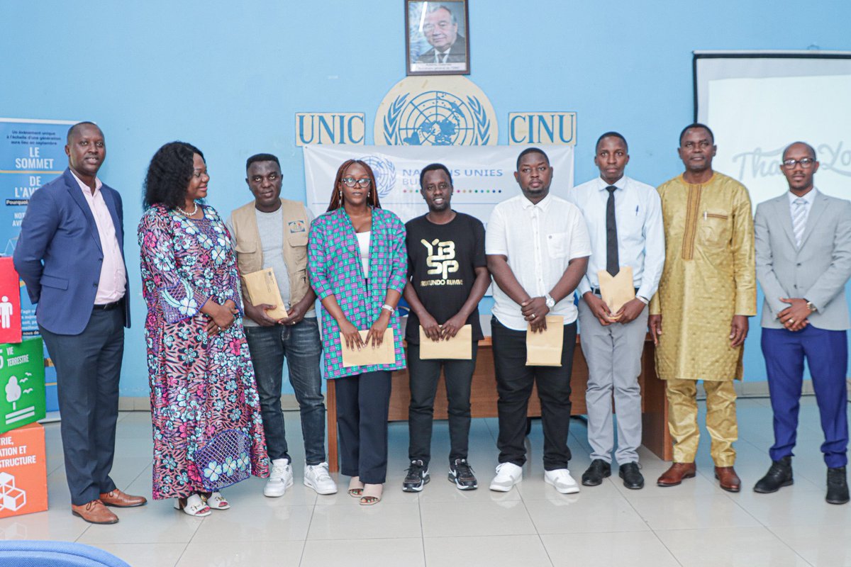 UNHCR_Burundi's tweet photo. Dans le cadre de la Journée internationale pour l’élimination de la #pauvreté @brigitteeno2000 Représentante #HCR 🇧🇮 en tant que #ResidentCoordinator a.i. a félicité 🙌🏾 les jeunes qui se sont distingués par leurs initiatives de lutte contre la pauvreté.
📸@UN_Burundi https://t.co/O7kTKMEEdG