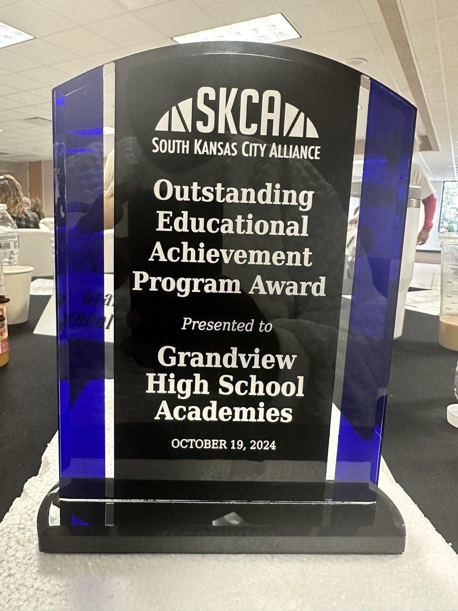 GHS_GrandviewC4's tweet photo. We're honored that Grandview High School Academies has received the Outstanding Educational Achievement Program Award from the South Kansas City Alliance! 🎉 This recognition is a testament to the dedication and hard work of our students, staff, and community. #CreateFuture https://t.co/m3hhOllXjo