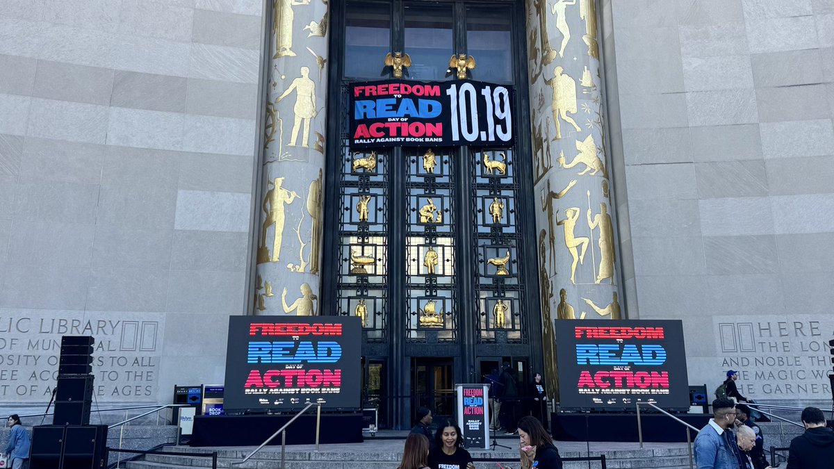 aaroninbrooklyn's tweet image. It’s a beautiful day to celebrate the #FreedomToRead at the @BKLYNlibrary!