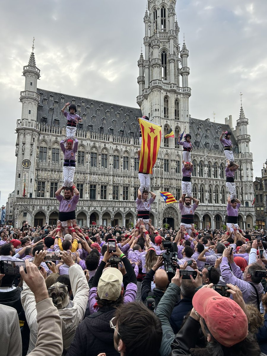 Preciosa diada castellera a la Grand Place amb els Mannekers de Brussel·les i la Colla Jove de Tarragona!❤️