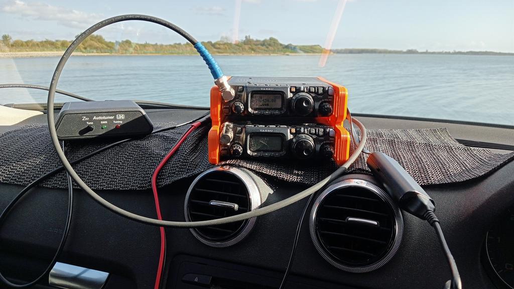 M5Jfs's tweet photo. Spent a lovely couple of hours this afternoon operating on HF by the sea. #QRP #FT817ND 17'6" vertical wire on the #DXCommander pole 4:1 unun and counterpoise wire in the sea water.
14 QSOs on 10,12,15,17 and 20m.
๐ #hamr https://t.co/uV8nauXzZn
