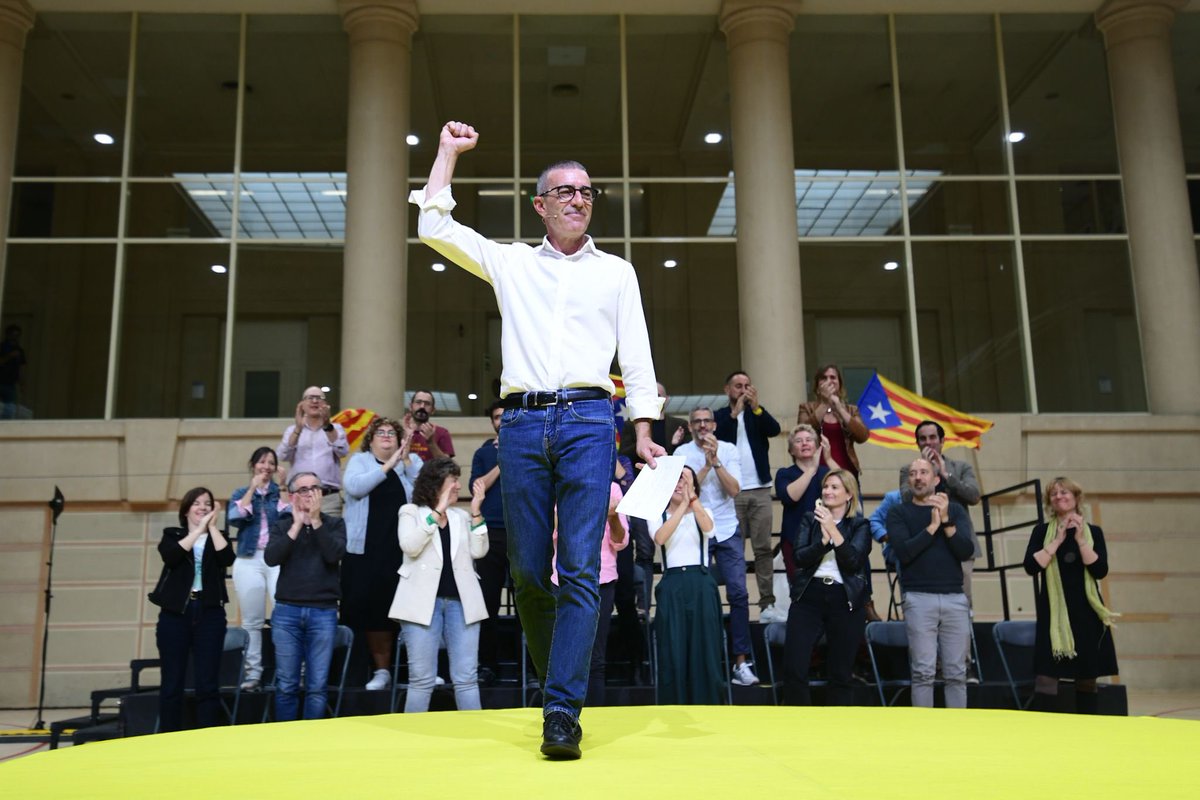 HelleKettner's tweet photo. Comença un nou cicle polític guanyador amb la #NovaEsquerraNacional. Tornem a ser @Esquerra_ERC. Orgull immens d’aquest equipàs. Quin xut d’energia positiva i, sobretot, de política i projecte pel partit i el país.

Rebels, responsables, republicans ✊ https://t.co/v7dE1JDHCg