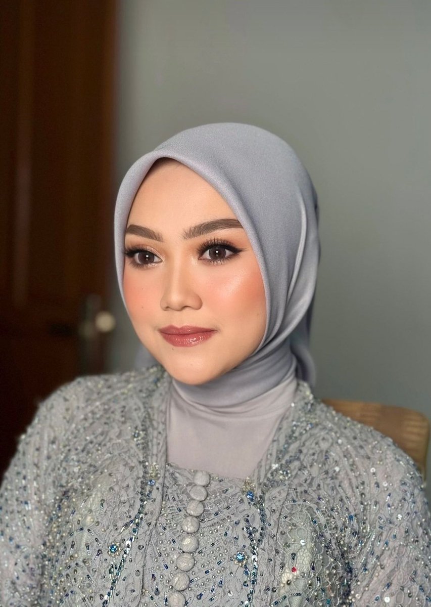 avcnnnn's tweet photo. Gais kalau kalian mau foto wisuda, dr style MUA di bawah ini kalian prefer yg mana? (Pic 1 300k, pic 2 350k, pic 3 550k)

Sumber dr ig MUA https://t.co/f06iCPhDg4