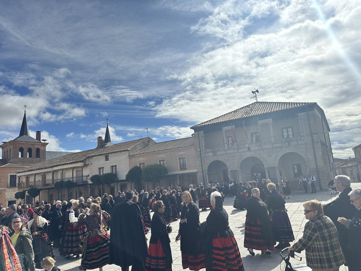 JLAceves's tweet photo. Esta mañana acudimos a Martín Muñoz de las Posadas a la concentración del Traje Regional segoviano y la Capa castellana, donde pudimos saludar a participantes y conocidos
de varias localidades de la provincia. 

Junto los diputados provinciales @mateojosea @davidgu77896454 https://t.co/n0329t3IaQ