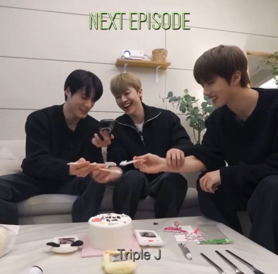 ssukiswag's tweet photo. 정말 각자  개꿀로잘살아가다가 트리플제이 셋이모엿다하면 이러고잇음 모이기만하면바보조합이됨 https://t.co/R5pqsG2QiA