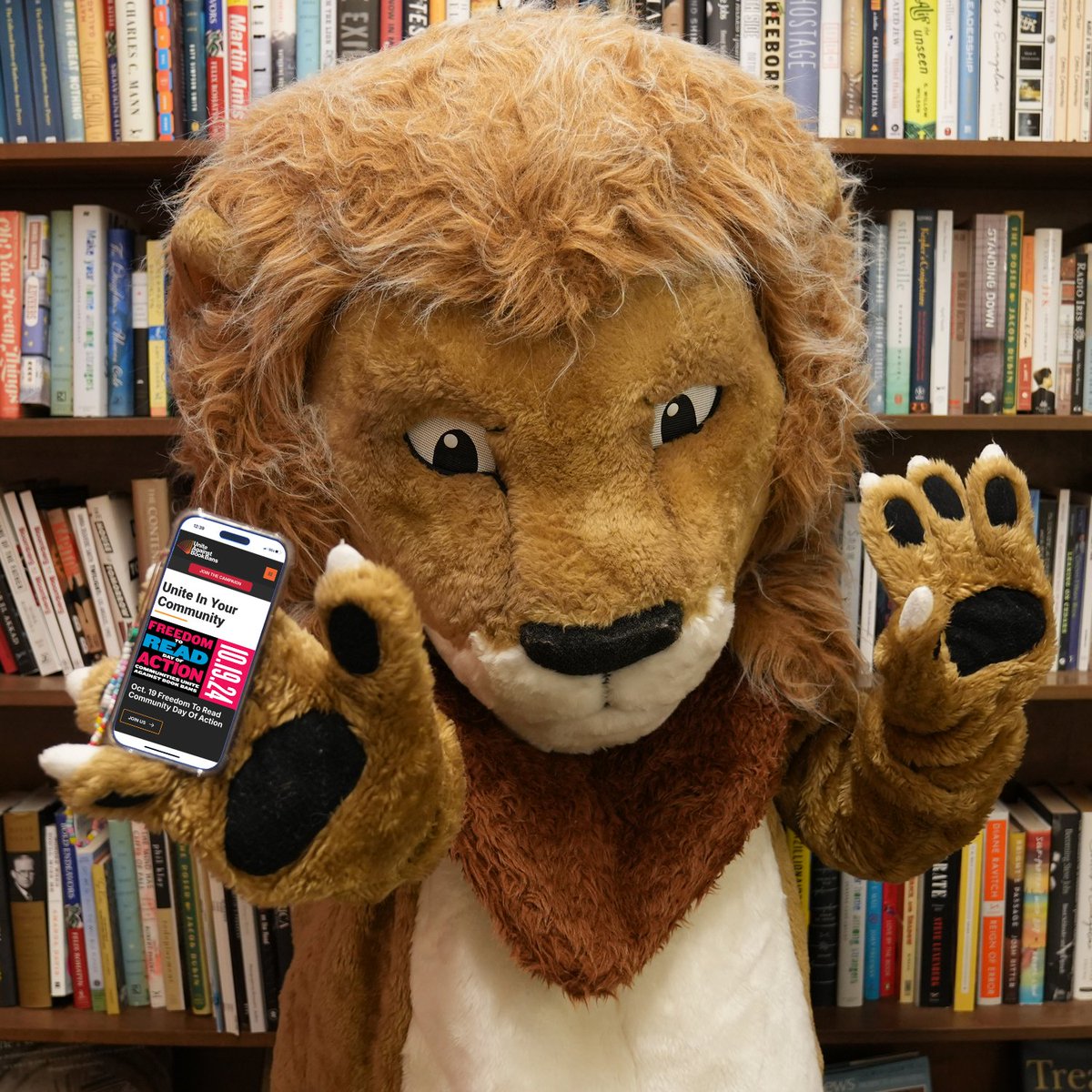 nypl's tweet image. The #FreedomToRead rally at The New York Public Library is about to begin! Find out how you can get involved right in your community, take the pledge online, and share it widely: on.nypl.org/3BML4B5