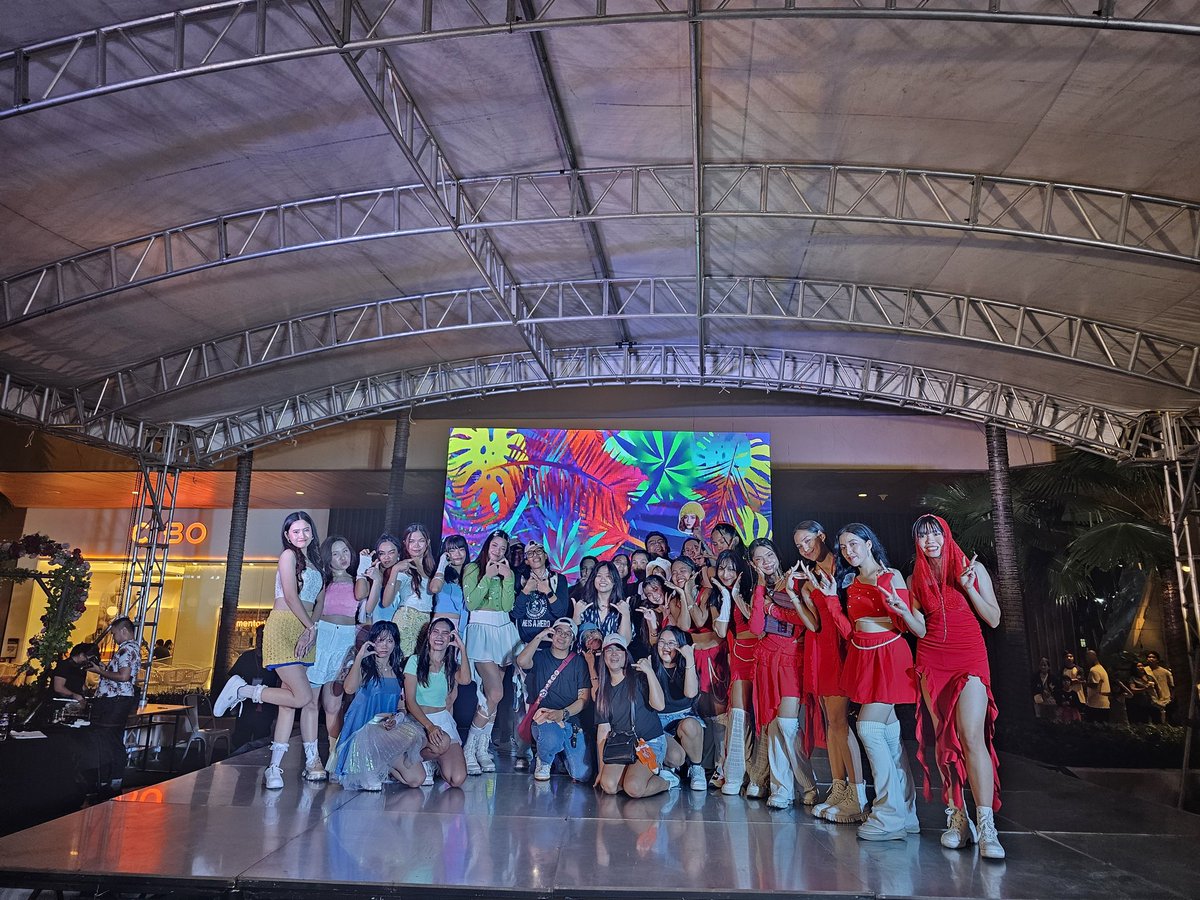 TEAMBLOOM_LGNA's tweet photo. What a day in Southwoods Mall. Thank you for today, Southwoods Mall and  Blooms! Hopefully nag-enjoy ang lahat. 

Also, Thank you sa mga coconutz na sumuporta at umalalay sa amin. The best talaga kayo!!! 

And Hiiii @Hallyu_Academy and @illeaph. Ang gagaling niyo 🌸❤️

#BINI https://t.co/nuY1vkwIgf
