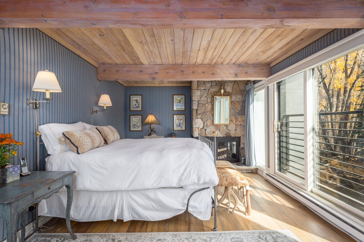 bwildinaspen's tweet image. Imagine coming back to a warm and cozy space after an epic day on the slopes in Aspen! 🎿✨ Ready to book your dream ski vacation this winter? Contact us now to make it a reality! #AspenLuxury #SkiAspen #BHHSSP #BHHSRealEstate