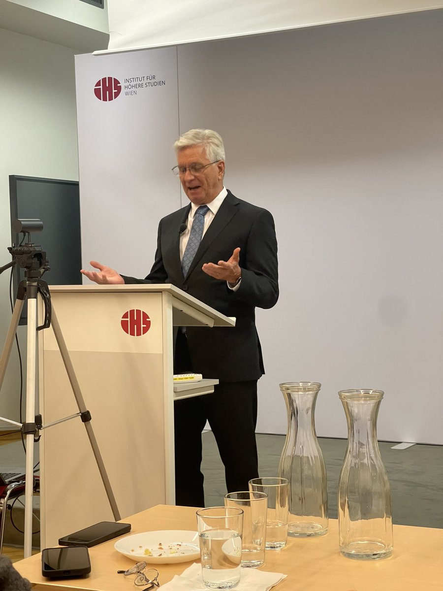 Fed Governor #Chris Waller on centralized vs decentralized finance at #ViennaMacroConference 
<a href="/dandolfa/">David Andolfatto 🇮🇹 🇨🇦 🇺🇸</a>