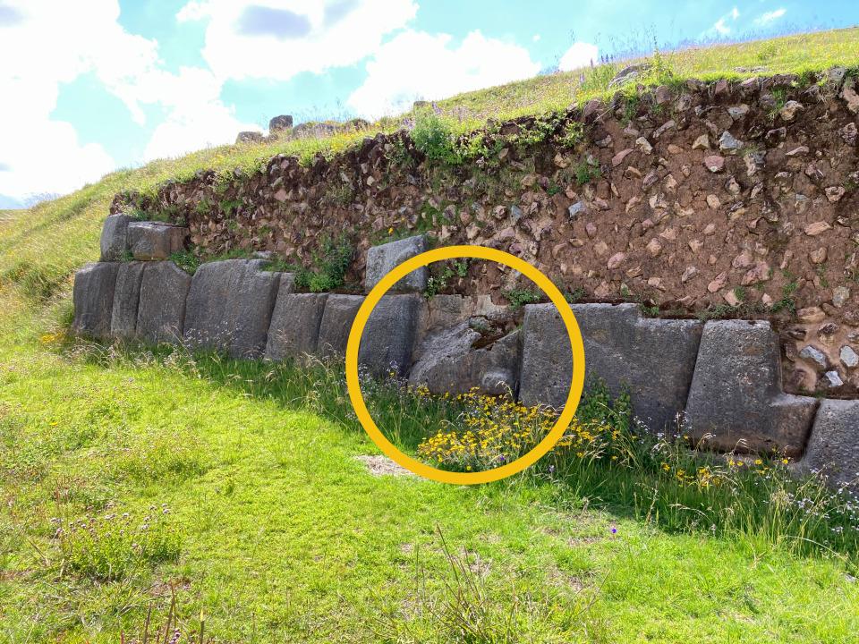 That's weird 🤔

Sacsayhuaman, Cusco🇵🇪