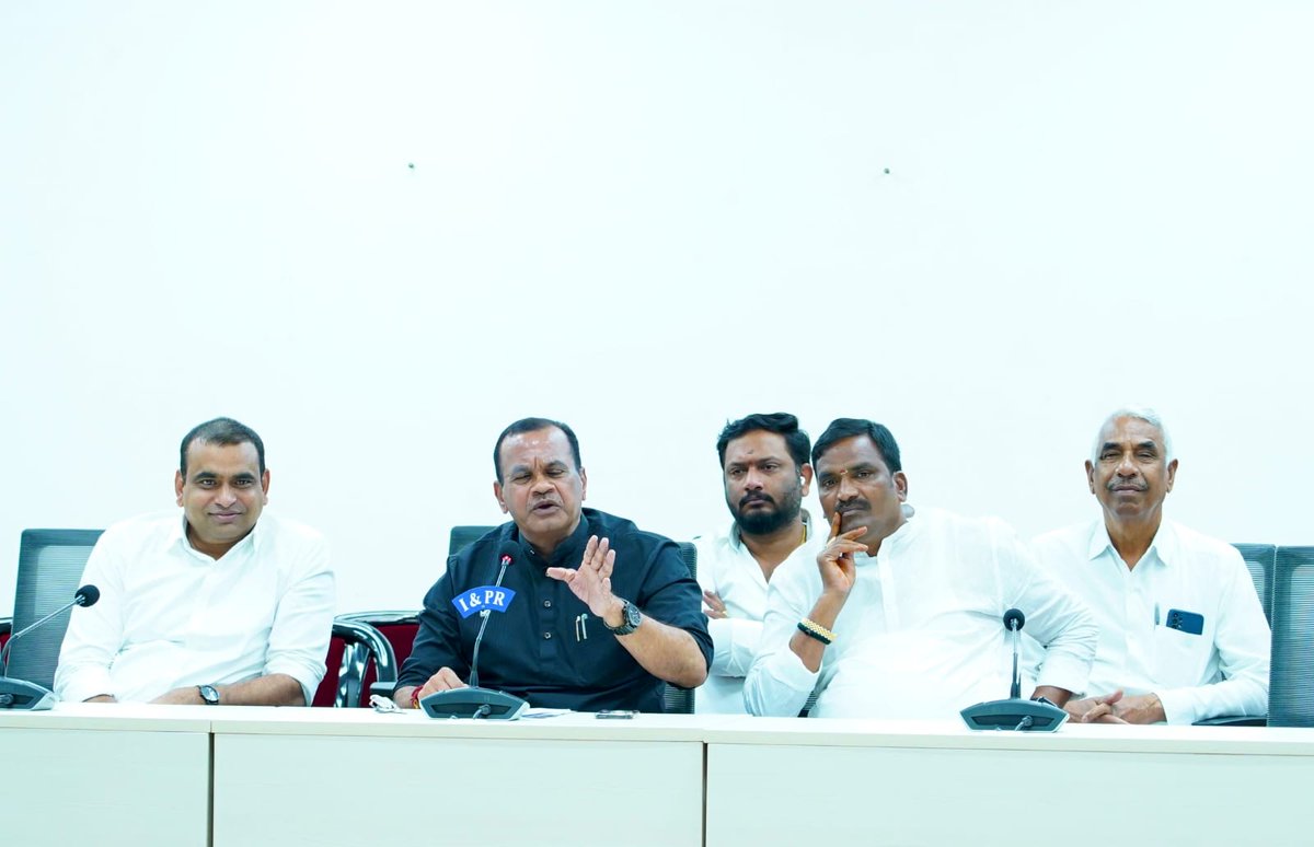 kiran_chamala's tweet image. మూసీ నది సుందరికరణపై సెక్రెటేరియట్ లో నిర్వహించిన మీడియా సమావేశంలో రాష్ట్ర రోడ్లు, భవనాలు, సినిమాటోగ్రఫీ శాఖ మాత్యులు శ్రీ  @KomatireddyKVR గారు, ప్రభుత్వ విప్, ఆలేరు ఎమ్మెల్యే శ్రీ @IlaiahBeerla గార్లతో కలిసి పాల్గొనడం జరిగింది.
#MusiRiverFrontDevelopment #Musiriver