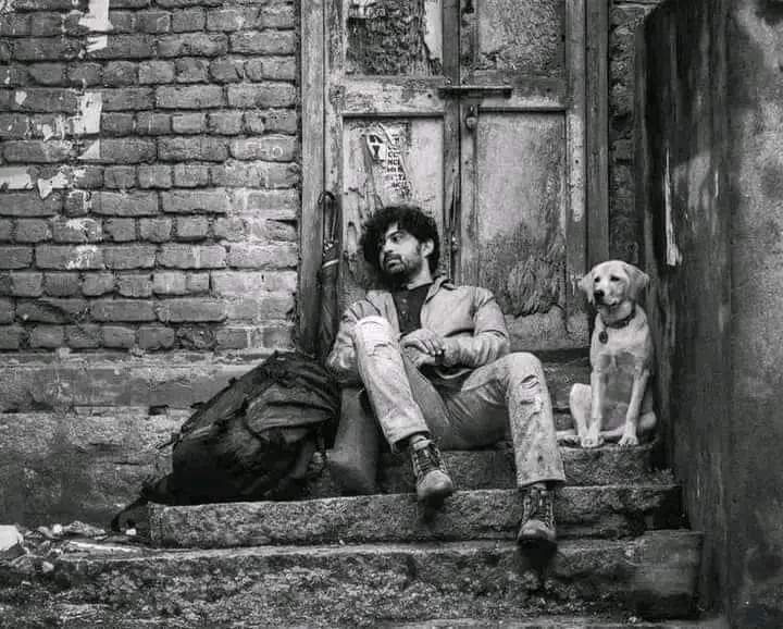 کسی نے اپنی توجہ سے ہاتھ کھینچے اور 
ہمارے چہرے کے نقوش ڈھلنے لگےـــــ
Good eveing