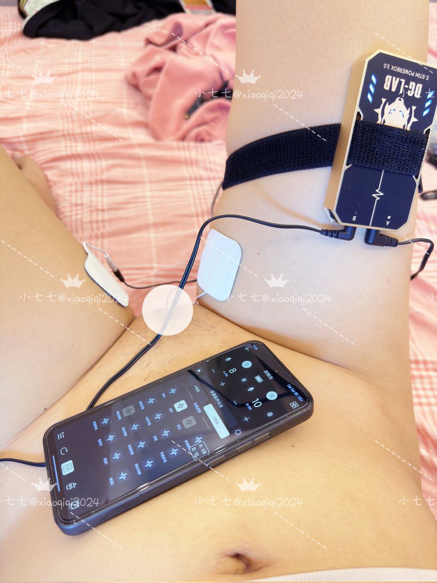 被遥控电击器已经训练乳头高潮中。
点赞给我增加电击时长个强度。
想不想了解更多电击后的流奶肉体呀。

乳头越来越敏感。白天总隔着衣服，去蹭陌生人，缓解乳头瘙痒。
有没有小宝贝很会撸鸡巴，教教母狗怎么撸奶头。

投稿💌：
@DaFoer_
@Daguidiyi
@Fojiangnice
@Xiaoxiaofoer https://t.co/JVALo1bJrg