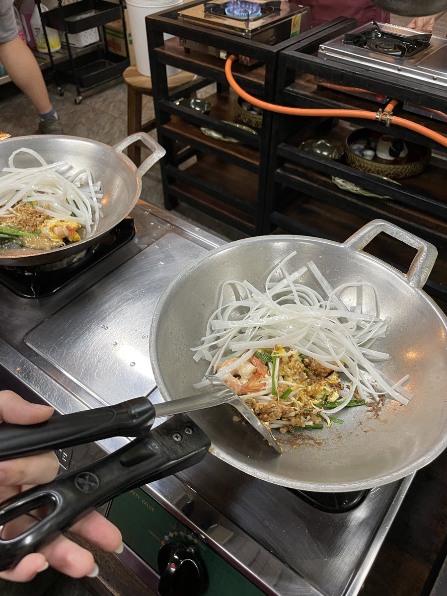 et_bkk06's tweet photo. 初のタイ料理レッスン🌿クロントーイ市場を皆で散策した後トゥクトゥクにのって教室まで移動🛺
計4品のタイ料理が完成🧑‍🍳✨ペーストとか使わずに作ったの初めてだったけど簡単な工程しかやらないから初心者でも超楽しかった🤣🫶
1dayで気楽だし観光で来てる方も沢山👥他の教室も行ってみたいな〜☺️ https://t.co/Qj9cBR0fXn