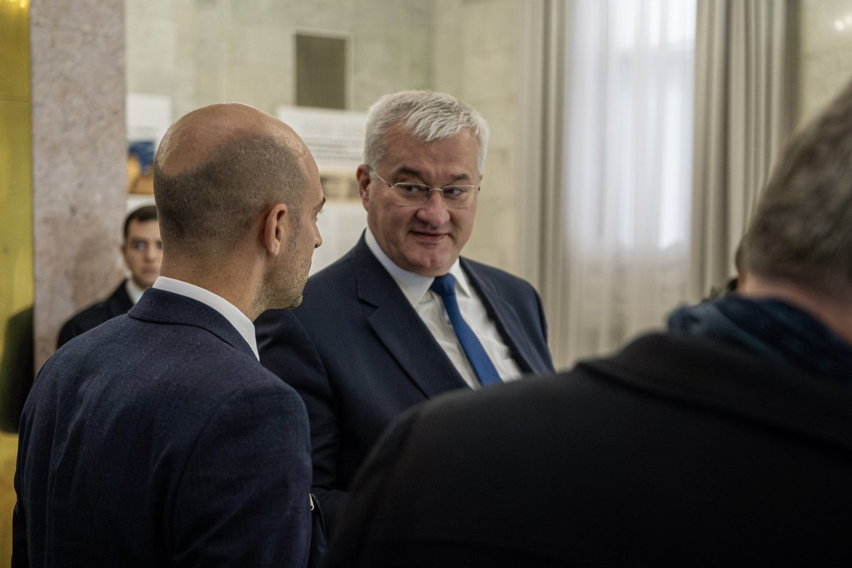 Jean-Noël Barrot (@jnbarrot) on Twitter photo Avec mon homologue <a href="/andrii_sybiha/">Andrii Sybiha 🇺🇦</a>, à Kyiv, j’ai redit le soutien indéfectible de la France à l’Ukraine !
Le Plan pour la victoire ukrainien et la contribution de la France à sa mise en œuvre étaient au cœur de nos échanges. Avec mon homologue <a href="/andrii_sybiha/">Andrii Sybiha 🇺🇦</a>, à Kyiv, j’ai redit le soutien indéfectible de la France à l’Ukraine !
Le Plan pour la victoire ukrainien et la contribution de la France à sa mise en œuvre étaient au cœur de nos échanges.