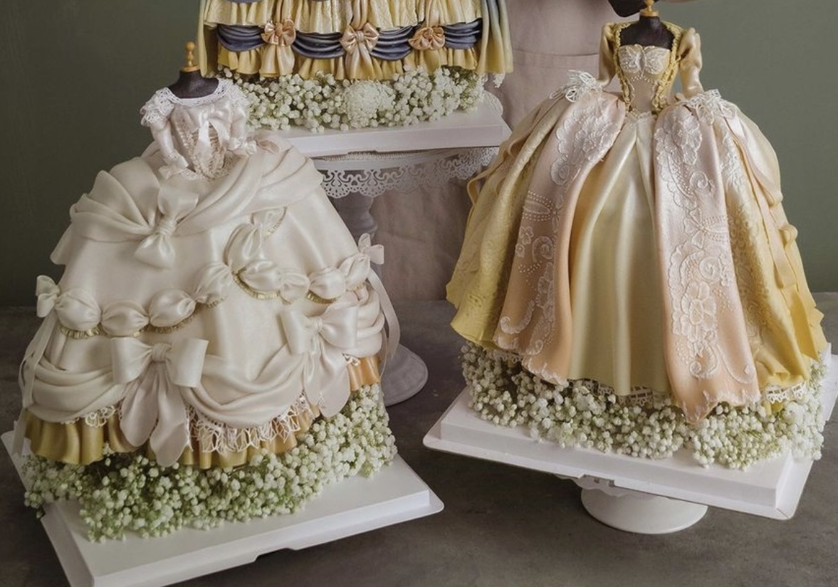Pochodzący z Wietnamu cukiernik Nguyen Vu Hoang Anh tworzy wyszukane torty w kształcie sukienek, które pasują do królewskich strojów z epoki baroku. Od drobnych zagnieceń po małe, jadalne akcesoria, każdy szczegół jest wykonany ręcznie. 

🎥 Mito Sweets