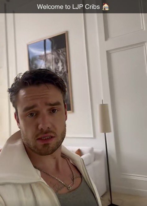 zquadrry28x's tweet photo. the fact that liam payne was wearing a safety pin necklace just two months ago makes me sobbing, im sorry we couldn’t save you liam 💔 https://t.co/F9tKREW5Bo
