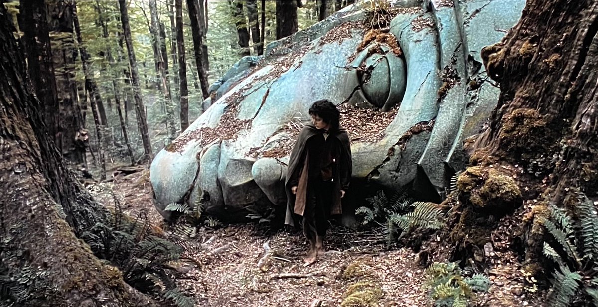 lotrolog's tweet photo. Frodo uzaklaşırken, Boromir ısrarla ona bakıyordu. Yürüdü, yürüdü ve yüksek bir çimenliğe ulaştı. Derin düşüncelere dalmışken sanki düşmanca gözler üzerindeymiş gibi arkasına döndü: Boromir gelmişti. Niyeti kötü değildi, Yüzük’ü hırsla ama ödünç olarak istiyordu. Frodo reddetti. https://t.co/EyDINQaAaq