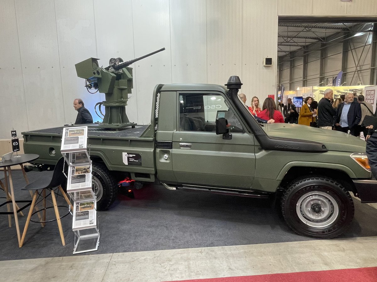 praisethesteph's tweet photo. 🇨🇿#FFF24: At Future Forces Forum 2024 (@ForcesForum), the Czech company Excalibur Army (@excaliburarmycz, @CSG_HOLDING) presented a new vehicle - a sibling of the MR-2 Viktor, which is already successfully operating in Ukraine. Meet Hector.
Hector is a Toyota Land Cruiser 79 pickup equipped with the Spanish Guardian 1.5 S RCWS from Escribano with a 12.7mm M2 Browning machine gun. The weapon station has a powerful electro-optical system capable of detecting targets at long ranges. The optical sensor block, uncooled camera, and control system ensure excellent visibility even in challenging conditions.
In the hull under the weapon station there is space for spare barrels, ammunition, spare parts or crew equipment. The vehicle has two crew members - the driver and the weapon station operator, who is located in the passenger seat.
Thanks to its affordability, simplicity and powerful weapon station, the vehicle is suitable for border protection, reconnaissance or as one of the C-UAS systems.