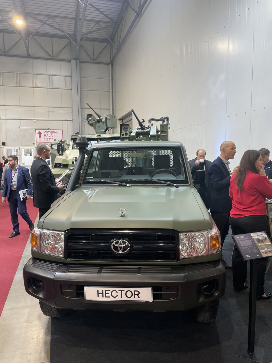 praisethesteph's tweet photo. 🇨🇿#FFF24: At Future Forces Forum 2024 (@ForcesForum), the Czech company Excalibur Army (@excaliburarmycz, @CSG_HOLDING) presented a new vehicle - a sibling of the MR-2 Viktor, which is already successfully operating in Ukraine. Meet Hector.
Hector is a Toyota Land Cruiser 79 pickup equipped with the Spanish Guardian 1.5 S RCWS from Escribano with a 12.7mm M2 Browning machine gun. The weapon station has a powerful electro-optical system capable of detecting targets at long ranges. The optical sensor block, uncooled camera, and control system ensure excellent visibility even in challenging conditions.
In the hull under the weapon station there is space for spare barrels, ammunition, spare parts or crew equipment. The vehicle has two crew members - the driver and the weapon station operator, who is located in the passenger seat.
Thanks to its affordability, simplicity and powerful weapon station, the vehicle is suitable for border protection, reconnaissance or as one of the C-UAS systems.
