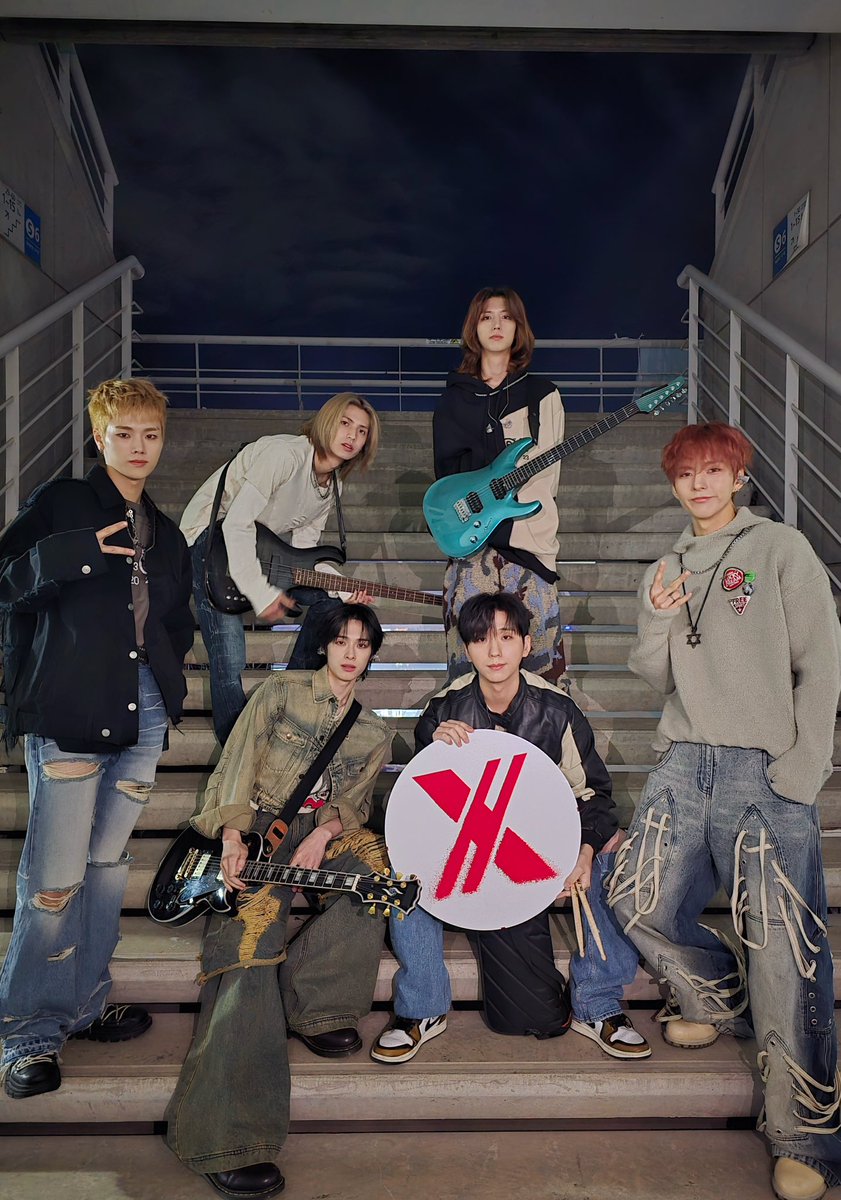 XH_official's tweet photo. [ #Xtra_Scenes ]

오늘 매우 열일하는 미남 청년들 💨

응원하러 와주신 빌런즈 덕분에 오늘도 엑디즈는 매우 행복하다. 💖

#XdinaryHeroes #엑스디너리히어로즈
#LIVE_and_FALL #Night_before_the_end
#WE_ARE_ALL_HEROES
#드림콘서트 #Dreamconcert https://t.co/VFBgzXnHSk