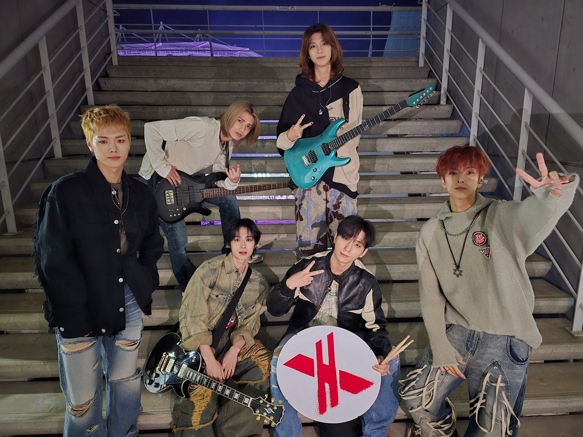 XH_official's tweet photo. [ #Xtra_Scenes ]

오늘 매우 열일하는 미남 청년들 💨

응원하러 와주신 빌런즈 덕분에 오늘도 엑디즈는 매우 행복하다. 💖

#XdinaryHeroes #엑스디너리히어로즈
#LIVE_and_FALL #Night_before_the_end
#WE_ARE_ALL_HEROES
#드림콘서트 #Dreamconcert https://t.co/VFBgzXnHSk
