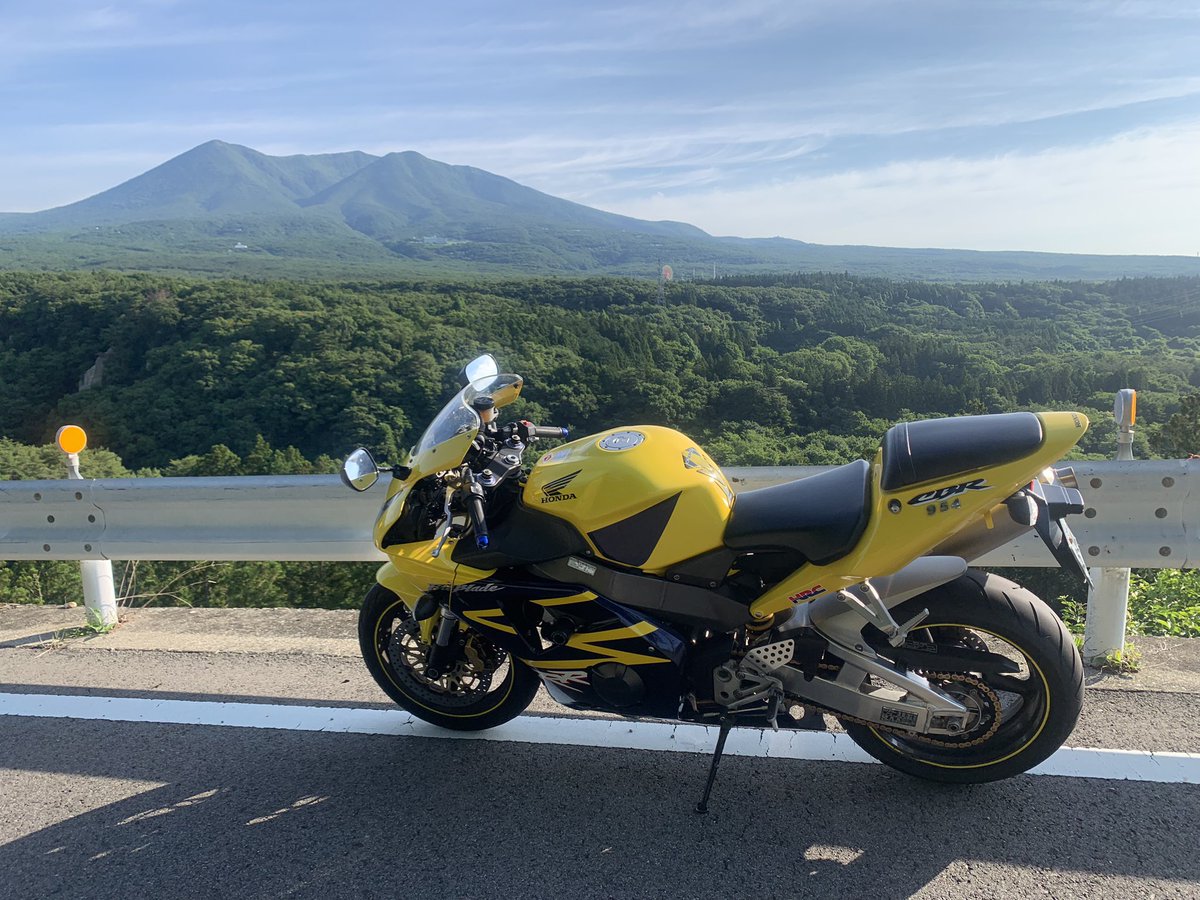 9xtTzMn6VewGL9M's tweet photo. #ひと目見て自分の愛車だと分かる画像を上げよ
このエンブレムでナンシーおじさんが沈黙👀
#CB750FB
# CBR954RR https://t.co/v3azDxFllv