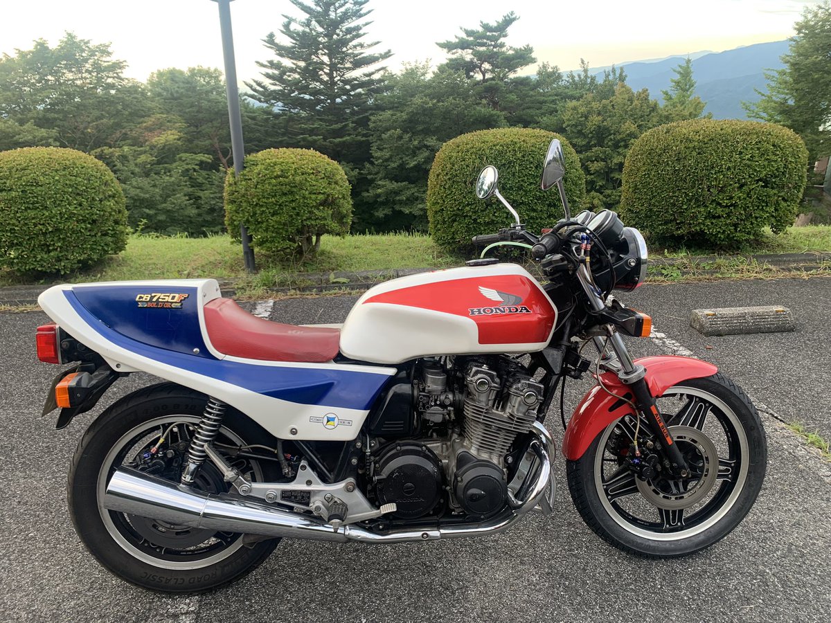 9xtTzMn6VewGL9M's tweet photo. #ひと目見て自分の愛車だと分かる画像を上げよ
このエンブレムでナンシーおじさんが沈黙👀
#CB750FB
# CBR954RR https://t.co/v3azDxFllv
