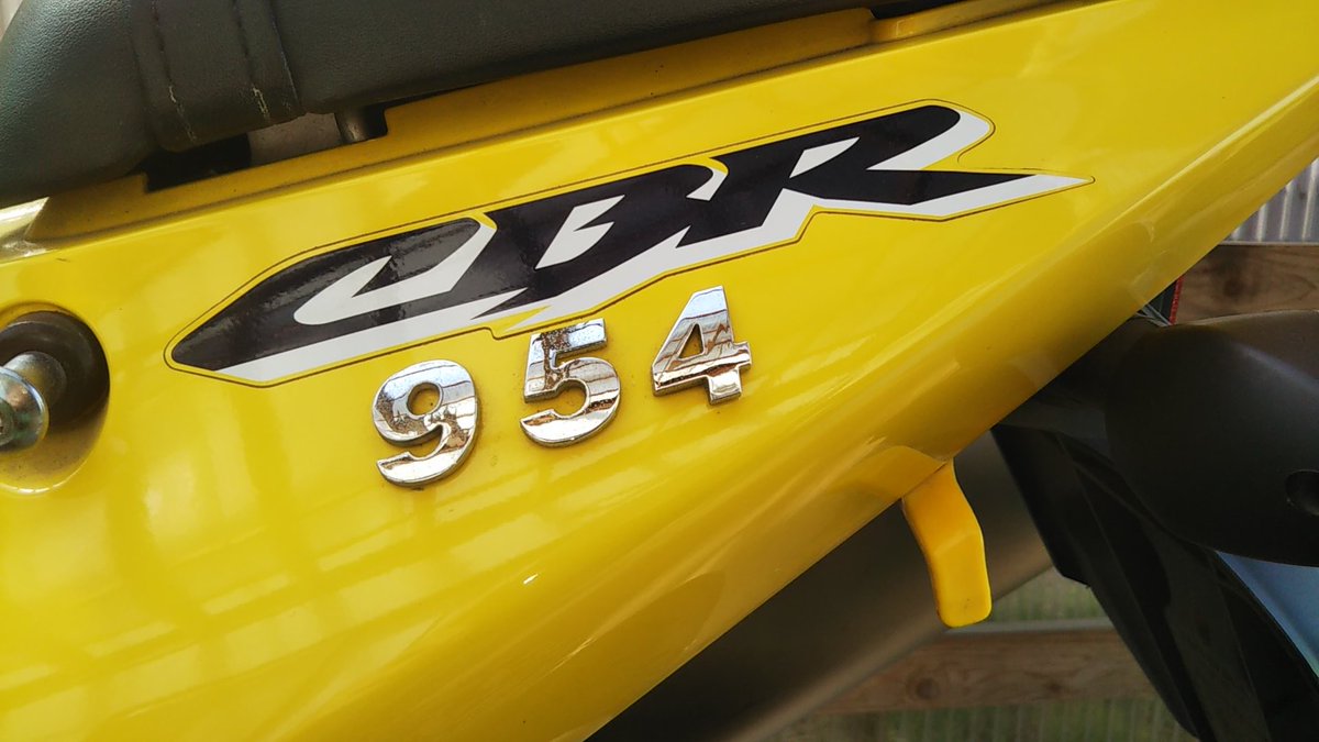 9xtTzMn6VewGL9M's tweet photo. #ひと目見て自分の愛車だと分かる画像を上げよ
このエンブレムでナンシーおじさんが沈黙👀
#CB750FB
# CBR954RR https://t.co/v3azDxFllv