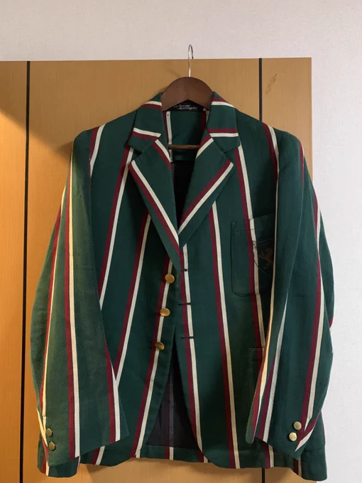30年代くらいのクラブジャケットを買った。肩の縫い目が少し後ろ向きだったり前合わせのボタンの感覚が狭かったりして今まで買った40sのジャケットより古めかしく感じる。校章が金刺繍でゴージャスな感じする。