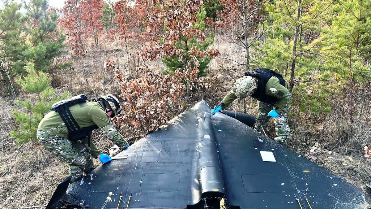 visegrad24's tweet photo. BREAKING:

China starts sending advanced weapons systems to Russia for use against Ukraine.

The U.S. has just announced its sanctioning Chinese entities involved in the development and production of Russia’s Garpiya series long-range suicide drones.

These are the first U.S. sanctions imposed on Chinese entities directly developing and producing complete weapons systems in partnership with Russian firms.

🇨🇳🇷🇺🇺🇸🇺🇦