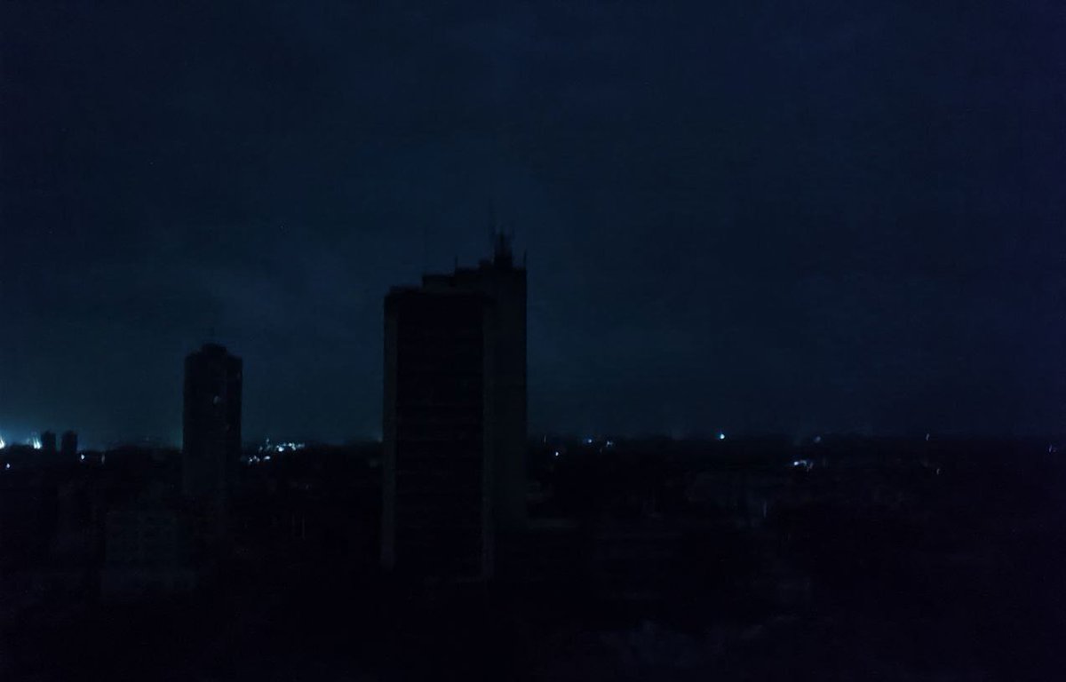 A las 6:15 am de este sábado 19 de octubre de 2024 se produjo nuevamente la desconexión total del Sistema Electroenergético Nacional #cubano, según informan los medios oficiales. 

Aquí les dejo dos fotos tomadas desde la Redacción del diario <a href="/14ymedio/">14ymedio</a> en La Habana, la primera a