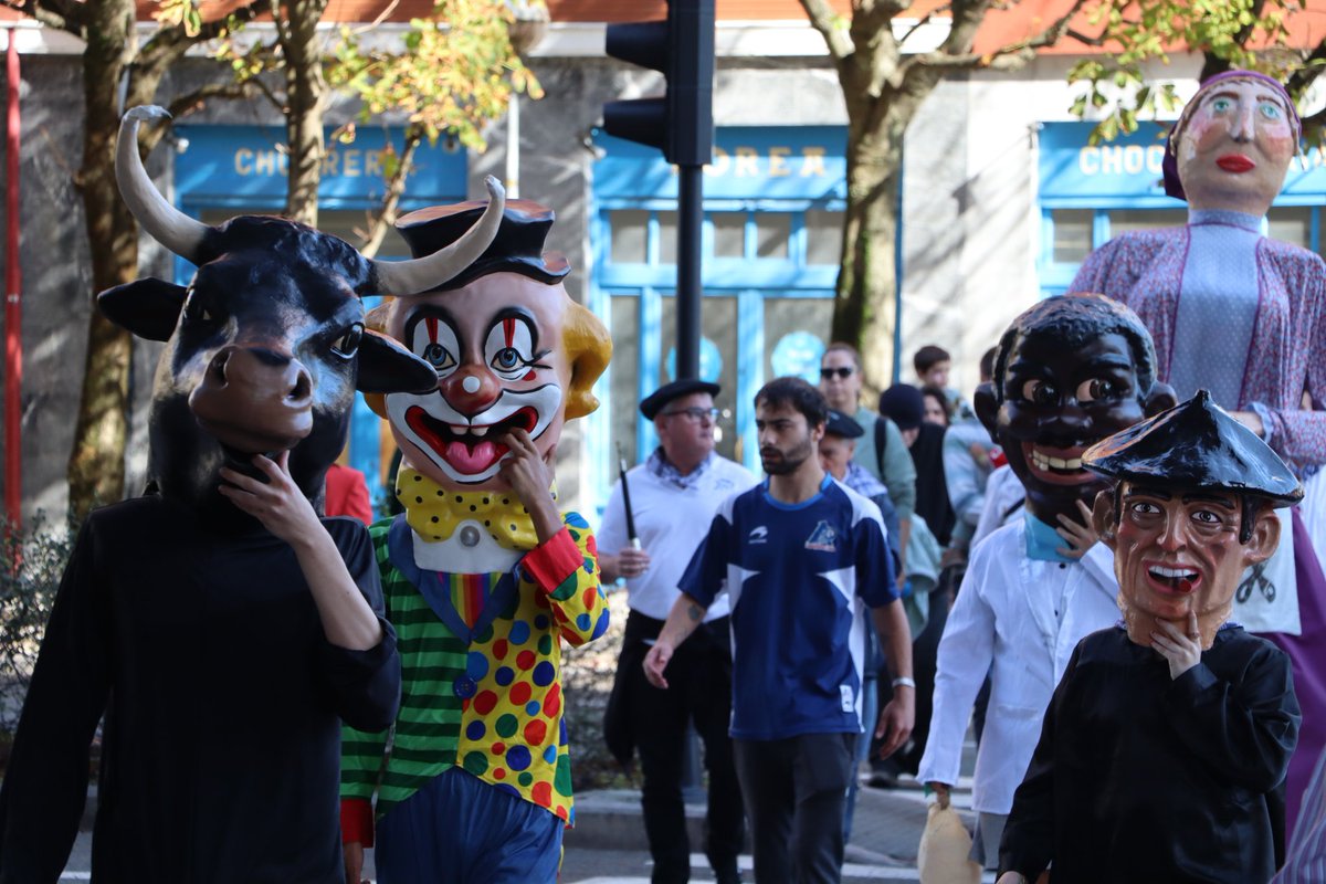 DonostiaPNV's tweet image. 📸 Amara Berriko Eguna ospatzen ari gara gaur goizean eta auzoko hainbat eragile bizilagunekin elkartu dira Armeria plazan. Un encuentro entre vecinos y vecinas, comercios, asociaciones y diferentes agentes que dan vida al barrio día tras día. #Donostia #SanSebastian