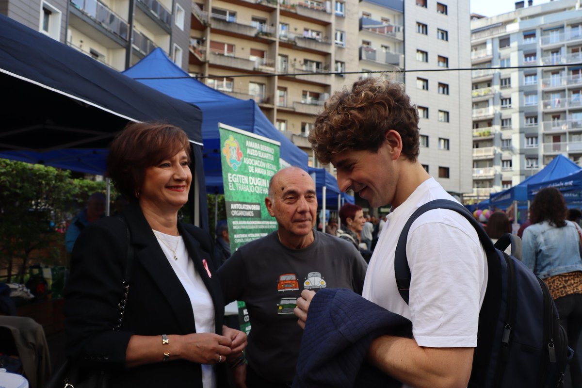DonostiaPNV's tweet image. 📸 Amara Berriko Eguna ospatzen ari gara gaur goizean eta auzoko hainbat eragile bizilagunekin elkartu dira Armeria plazan. Un encuentro entre vecinos y vecinas, comercios, asociaciones y diferentes agentes que dan vida al barrio día tras día. #Donostia #SanSebastian