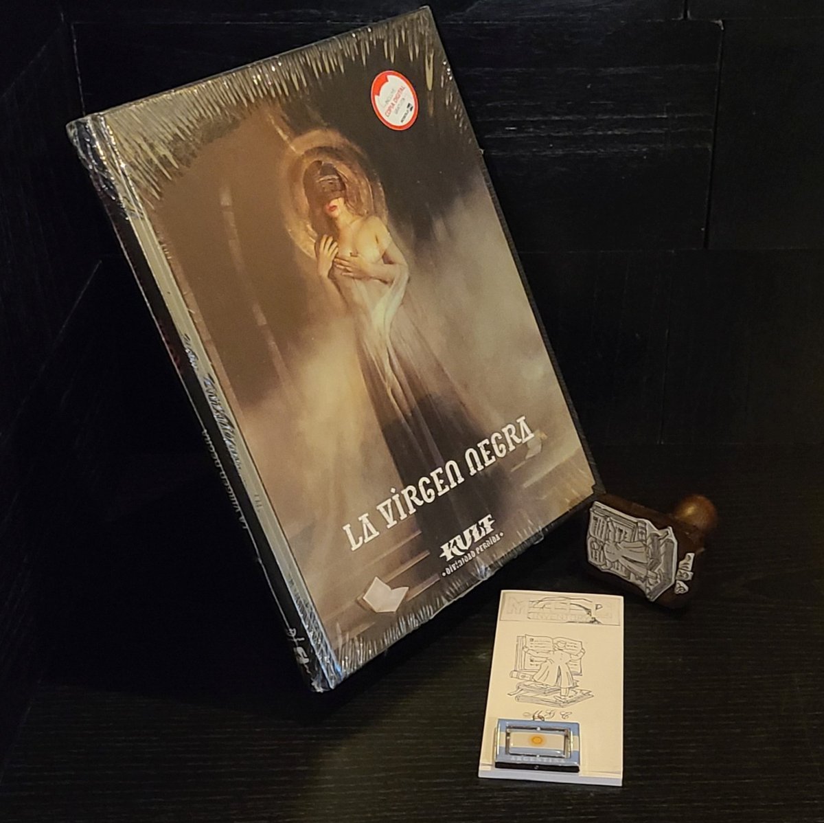 mgc_inventory's tweet image. :libro: ID_b1035
Kult: Divinidad Perdida - La virgen Negra (jun-2022, Nosolorol)
Varios
168p - HardCover - ESP

#kultdivinitylost #kultrpg #rpgbooks #collector #nosolorol #divinidadperdida #lavirgennegra #books #libros #collector #bookworm #bookaholic #vintagebooks #books