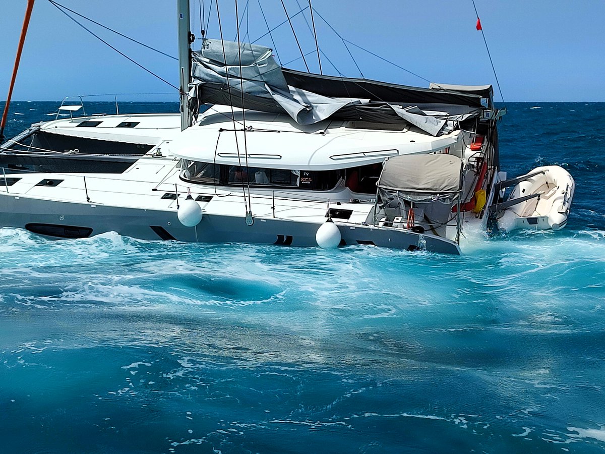 salvamentogob's tweet photo. Si tiene y encuentra la vía de agua…
Si está en el casco, intente taponar desde el interior con ropas o cojines y mantenga apretado el cierre. En veleros, también puede tratar de disminuir el caudal de entrada utilizando una de las velas (foque) desde el exterior, pasada bajo el casco y tensándola de banda a banda.
Si una válvula o un pasa cascos falla, cierre o coloque un espiche cónico de madera a la medida. Si la vía es pequeña, aplique pasta reparadora capaz de actuar (polimerizar) bajo el agua.

Si no puede detener la entrada de agua, haga una llamada de socorro.
En la espera de ayuda, aumente la flotabilidad vaciando el depósito de agua dulce al mínimo imprescindible y arrojando peso inútil por la borda. Prepárese para abandonar la embarcación, pero espere hasta el último minuto.
Una embarcación medio hundida es mejor lugar para esperar ayuda que una balsa, se debe pasar a ésta, cuando el hundimiento es inminente.

Para prevenirlas:
Cierre las válvulas que no utilice.
No consienta filtraciones desde la cubierta al interior.
Asegure la estanqueidad de portillos y escotillas.
Fije el ancla para que no golpee el casco.
Fije fuertemente las baterías y todo el material pesado.
Jamás permita agua en la sentina.