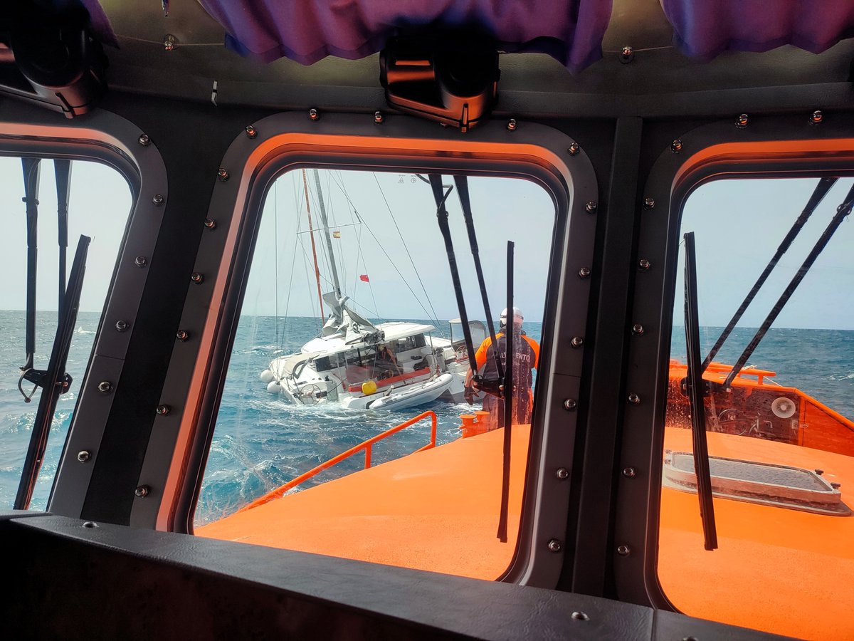 salvamentogob's tweet photo. Si tiene y encuentra la vía de agua…
Si está en el casco, intente taponar desde el interior con ropas o cojines y mantenga apretado el cierre. En veleros, también puede tratar de disminuir el caudal de entrada utilizando una de las velas (foque) desde el exterior, pasada bajo el casco y tensándola de banda a banda.
Si una válvula o un pasa cascos falla, cierre o coloque un espiche cónico de madera a la medida. Si la vía es pequeña, aplique pasta reparadora capaz de actuar (polimerizar) bajo el agua.

Si no puede detener la entrada de agua, haga una llamada de socorro.
En la espera de ayuda, aumente la flotabilidad vaciando el depósito de agua dulce al mínimo imprescindible y arrojando peso inútil por la borda. Prepárese para abandonar la embarcación, pero espere hasta el último minuto.
Una embarcación medio hundida es mejor lugar para esperar ayuda que una balsa, se debe pasar a ésta, cuando el hundimiento es inminente.

Para prevenirlas:
Cierre las válvulas que no utilice.
No consienta filtraciones desde la cubierta al interior.
Asegure la estanqueidad de portillos y escotillas.
Fije el ancla para que no golpee el casco.
Fije fuertemente las baterías y todo el material pesado.
Jamás permita agua en la sentina.