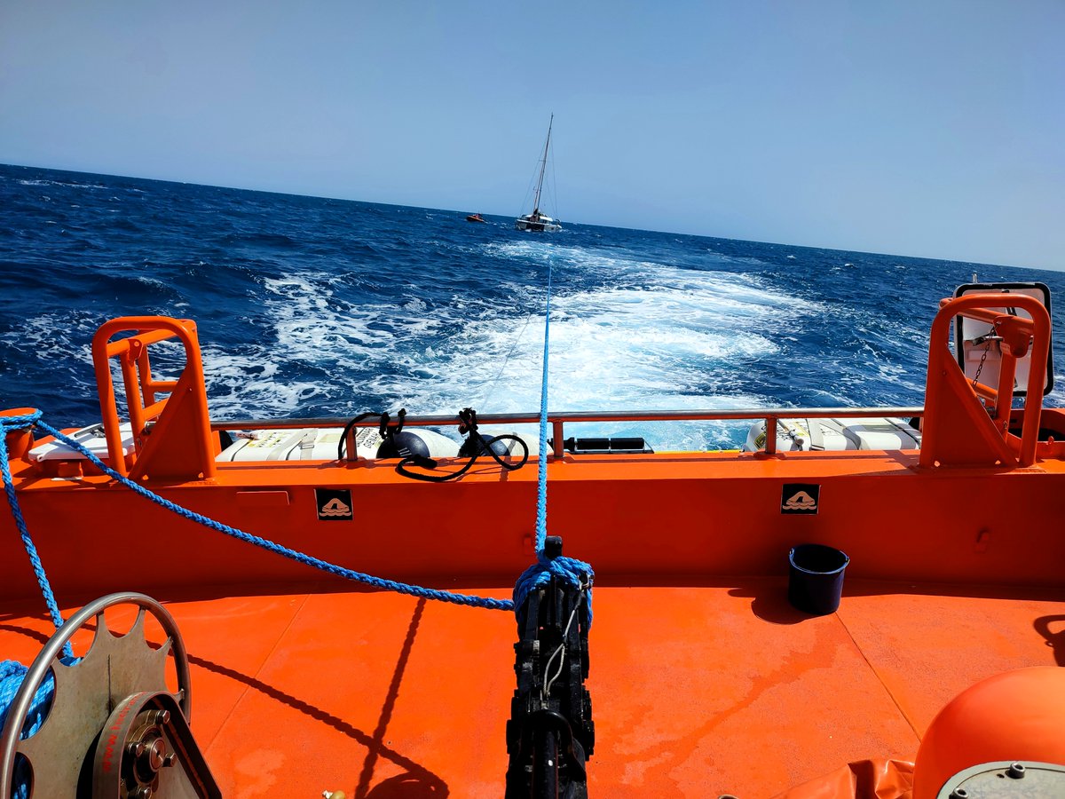 salvamentogob's tweet photo. Si tiene y encuentra la vía de agua…
Si está en el casco, intente taponar desde el interior con ropas o cojines y mantenga apretado el cierre. En veleros, también puede tratar de disminuir el caudal de entrada utilizando una de las velas (foque) desde el exterior, pasada bajo el casco y tensándola de banda a banda.
Si una válvula o un pasa cascos falla, cierre o coloque un espiche cónico de madera a la medida. Si la vía es pequeña, aplique pasta reparadora capaz de actuar (polimerizar) bajo el agua.

Si no puede detener la entrada de agua, haga una llamada de socorro.
En la espera de ayuda, aumente la flotabilidad vaciando el depósito de agua dulce al mínimo imprescindible y arrojando peso inútil por la borda. Prepárese para abandonar la embarcación, pero espere hasta el último minuto.
Una embarcación medio hundida es mejor lugar para esperar ayuda que una balsa, se debe pasar a ésta, cuando el hundimiento es inminente.

Para prevenirlas:
Cierre las válvulas que no utilice.
No consienta filtraciones desde la cubierta al interior.
Asegure la estanqueidad de portillos y escotillas.
Fije el ancla para que no golpee el casco.
Fije fuertemente las baterías y todo el material pesado.
Jamás permita agua en la sentina.