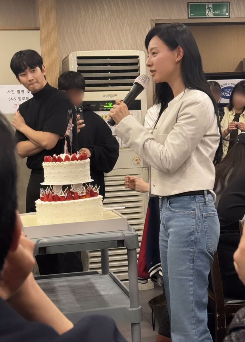 dramascow's tweet photo. ITS THE SAME CAKE IREOHKE https://t.co/uT6djGvuS1