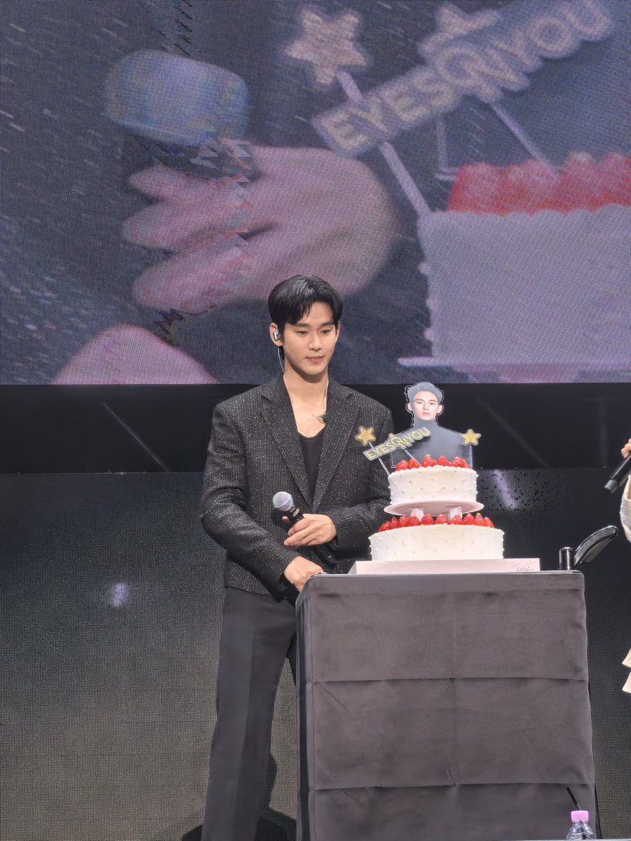 dramascow's tweet photo. ITS THE SAME CAKE IREOHKE https://t.co/uT6djGvuS1