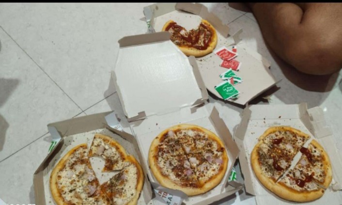 MSDUPP's tweet photo. Guys pizza 🍕 kha lo 🥰🙂
#party_time https://t.co/yM31MUI7H9