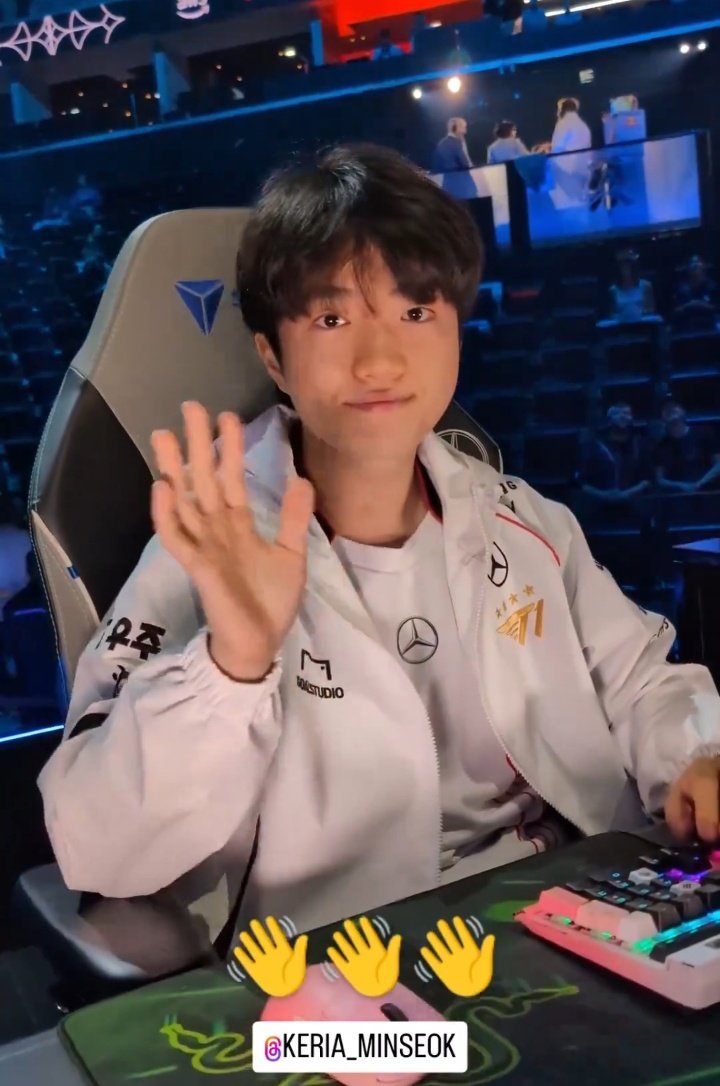 T1keriapics's tweet photo. damn he looks so extra adorable today 🥺🫶 https://t.co/70DM81xOzZ